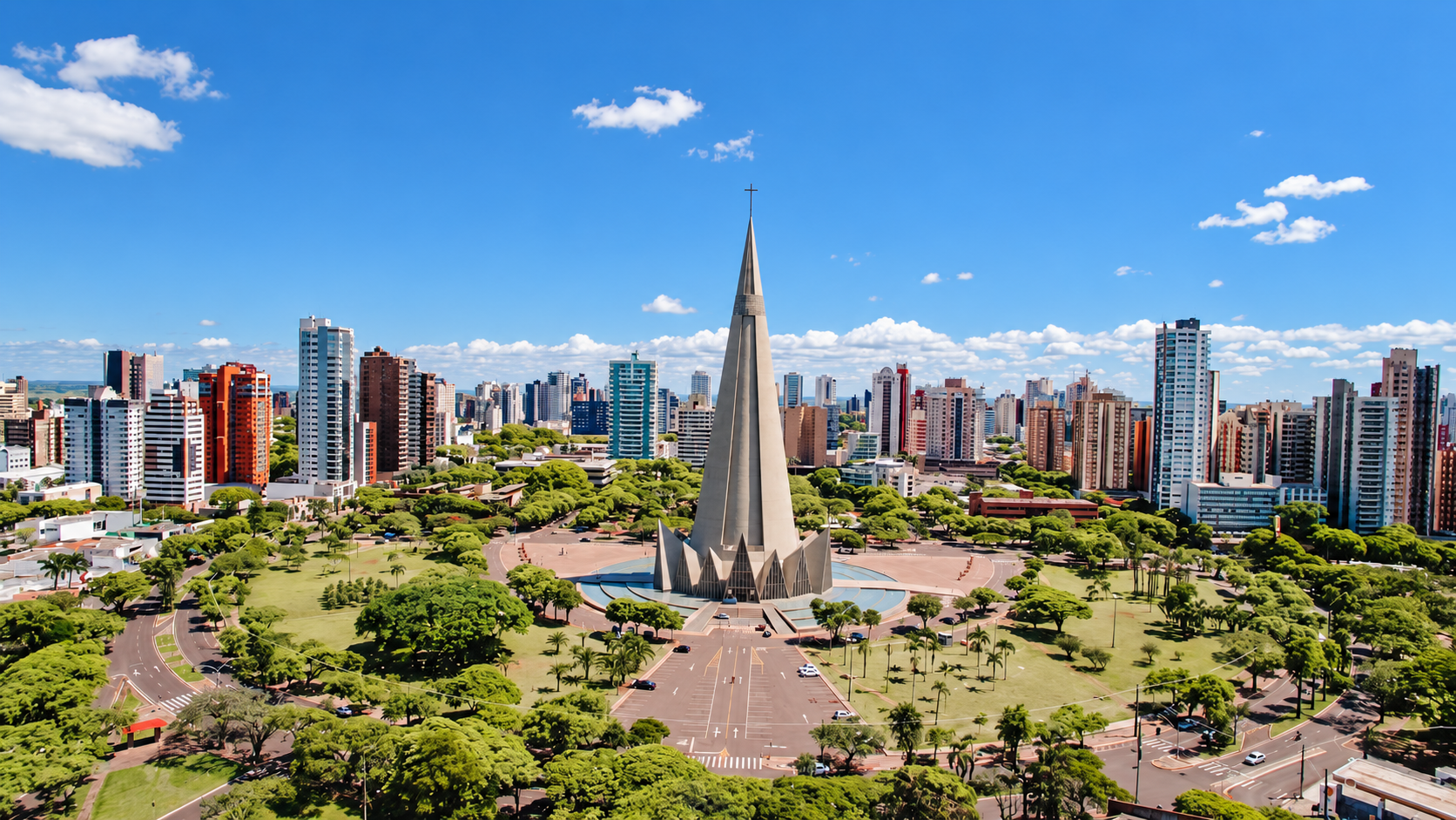Vista aérea da Catedral de Maringá, com a praça, jardins e entorno